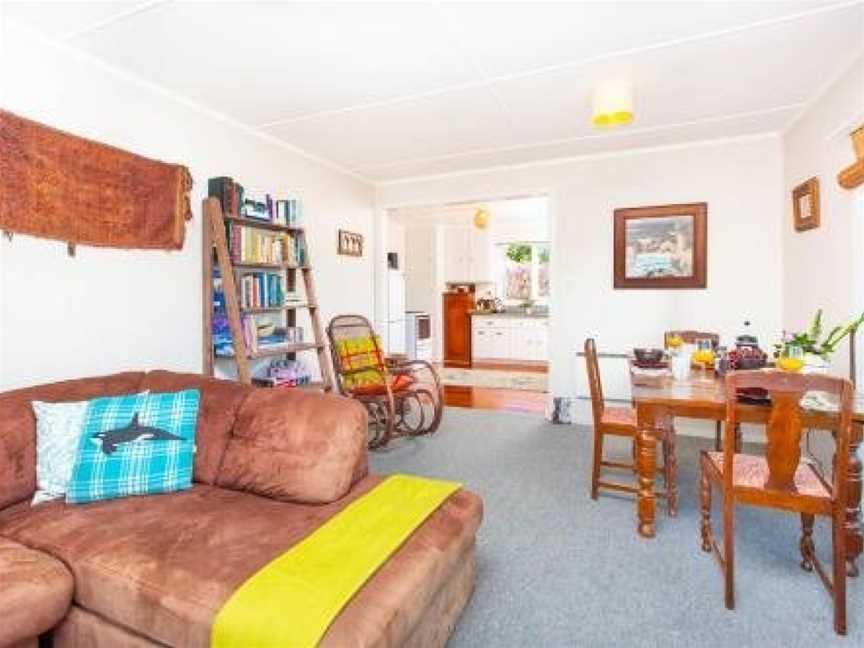 Lorenzen Bay Bungalow - Raglan Holiday Home, Raglan, New Zealand