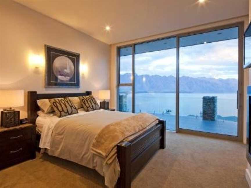 Lake Views at Aspen House by Amazing Accom, Argyle Hill, New Zealand