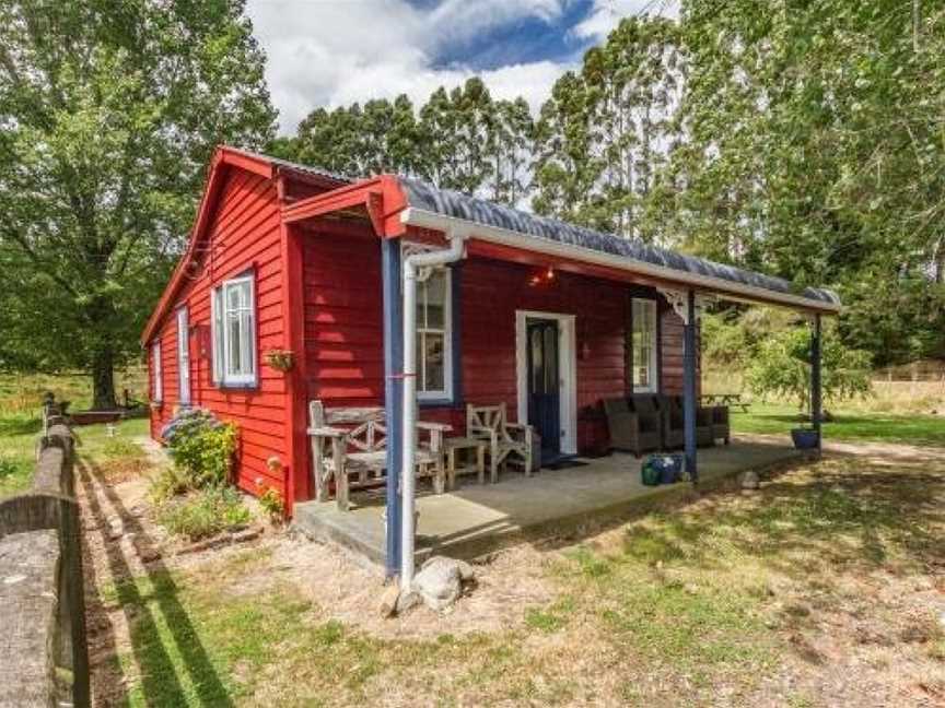 The Red Rooster Cottage - Raurimu Holiday Home, Whanganui National Park, New Zealand