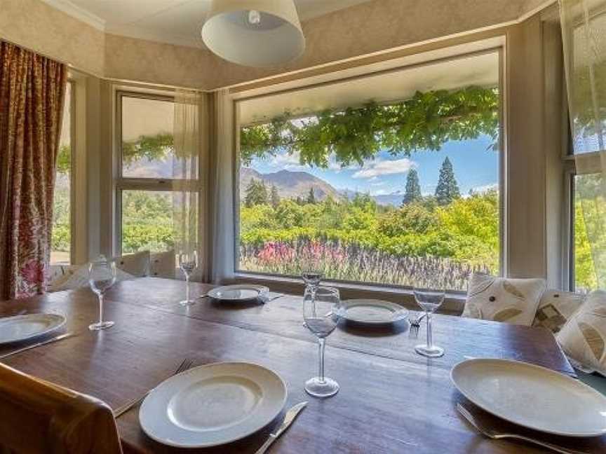 Eely Point Escape - Wanaka Holiday Home, Wanaka, New Zealand