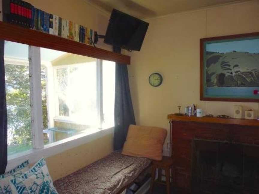 Cottage on The Beach - Moetapu Bay Bach, New Zealand