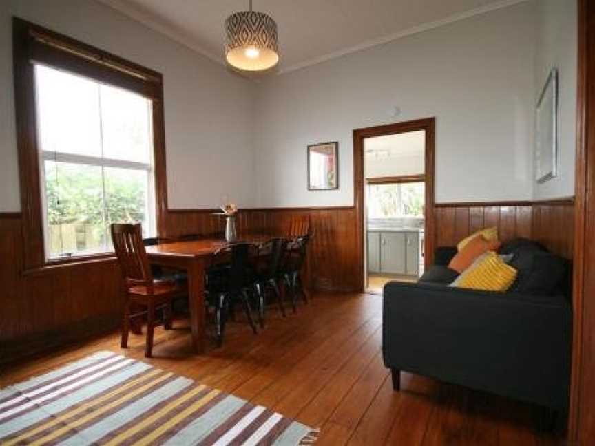 Kingwell Cottage - New Plymouth Holiday Home, Ferndale, New Zealand