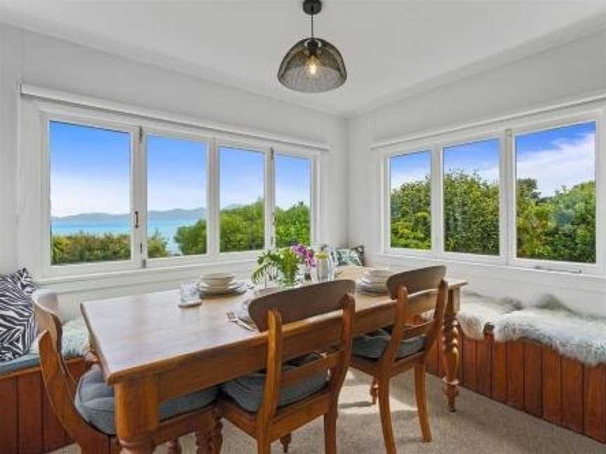 Seaview Paradiso - Raumati South Holiday Home, Paraparaumu, New Zealand