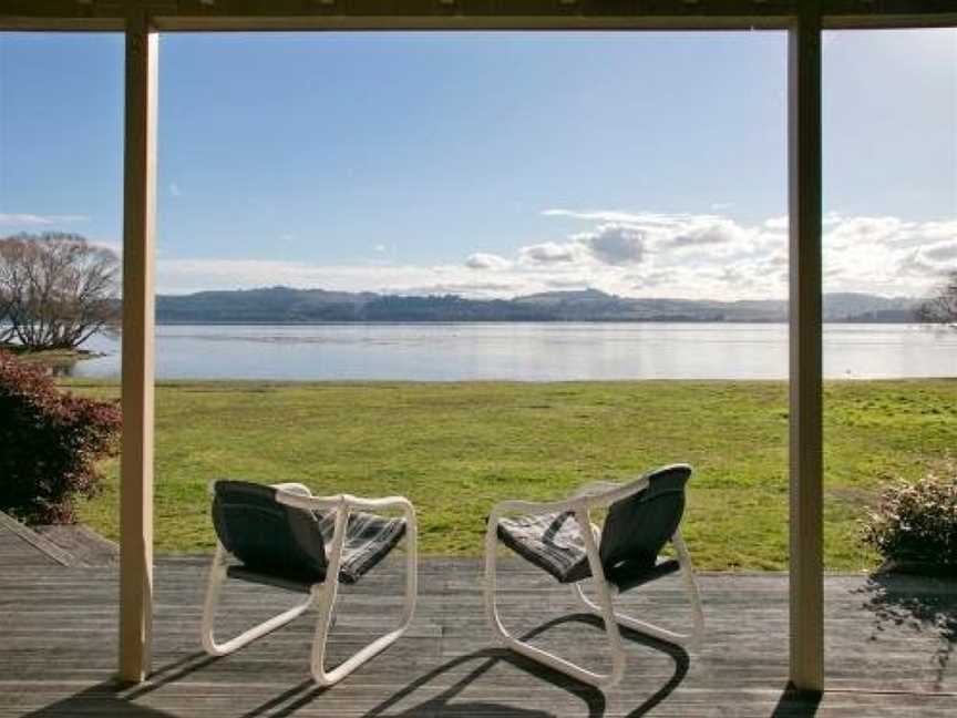 Lakeside Vistas Magic - Rainbow Point Holiday Home on the Waterfront, Taupo, New Zealand