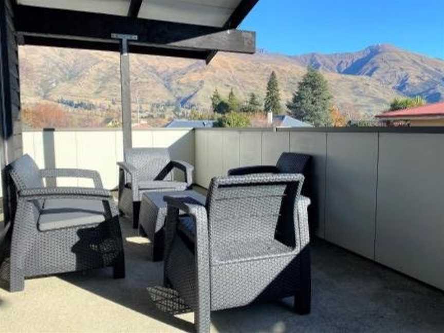 Renovated Wanaka Classic with Lake Views, Wanaka, New Zealand