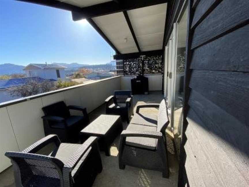 Renovated Wanaka Classic with Lake Views, Wanaka, New Zealand