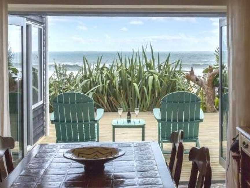 CHESTER COTTAGE - Beachfront, Oakura, New Zealand