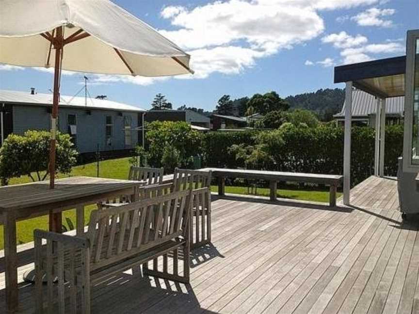 Kowhai Retreat - Matarangi Holiday Home, Matarangi, New Zealand