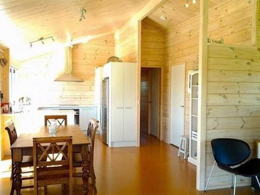 Kowhai Retreat - Matarangi Holiday Home, Matarangi, New Zealand