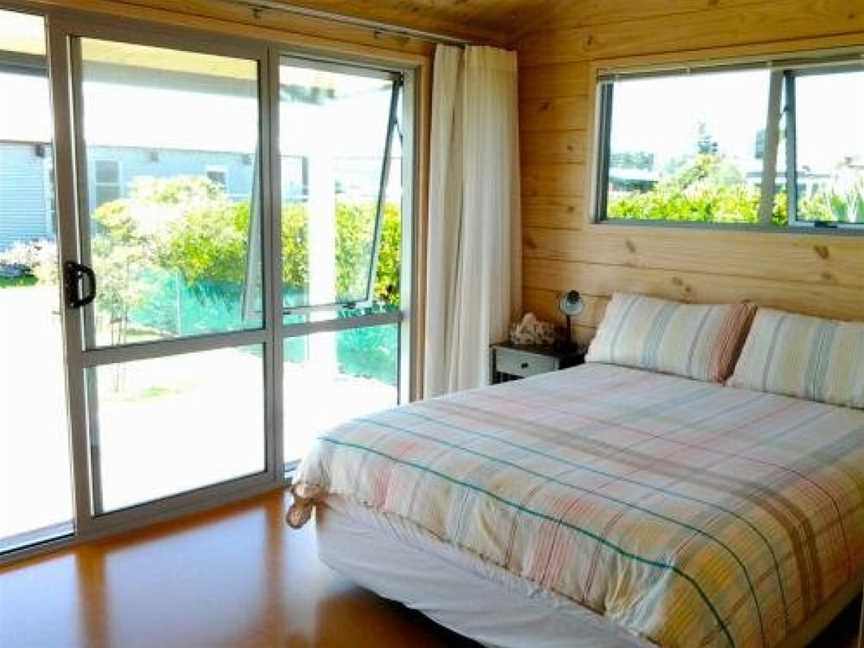 Kowhai Retreat - Matarangi Holiday Home, Matarangi, New Zealand