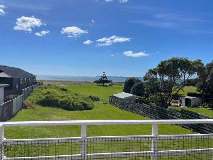 Fabulous Ocean and Reserve Views - Papamoa Beach Holiday Home, Papamoa, New Zealand