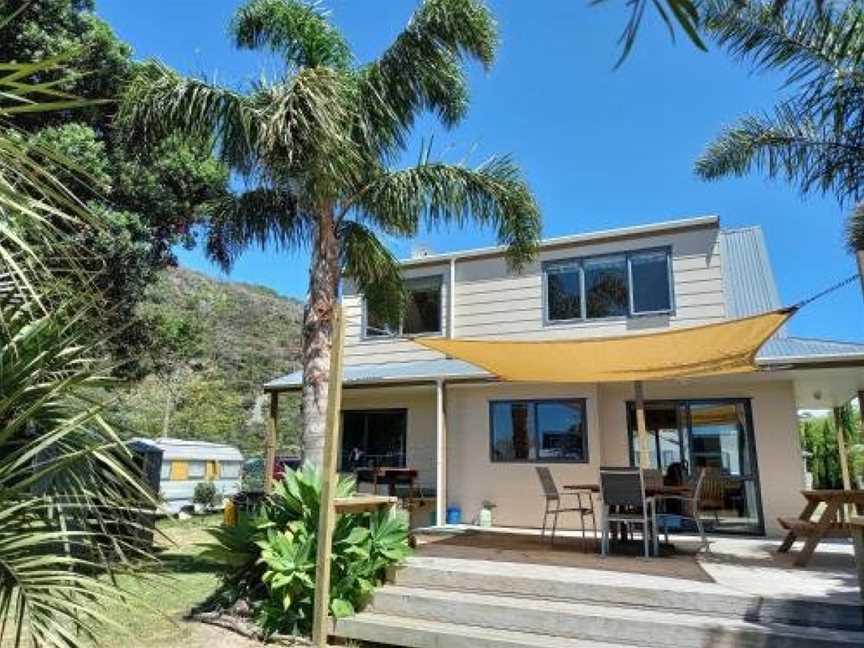 Palm Retreat - Matarangi Holiday Home, Matarangi, New Zealand