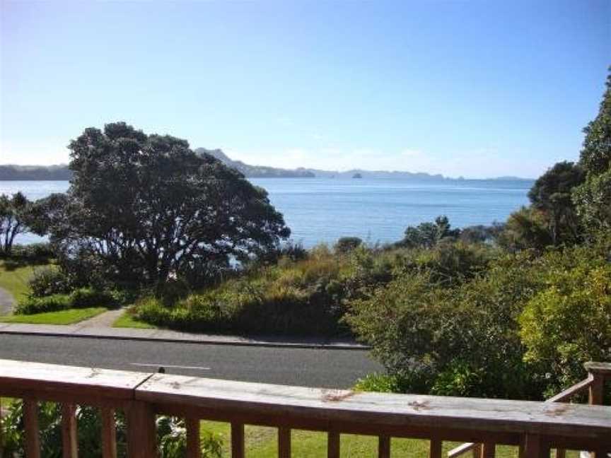 The Retreat - Front Beach Bach, Whitianga, New Zealand