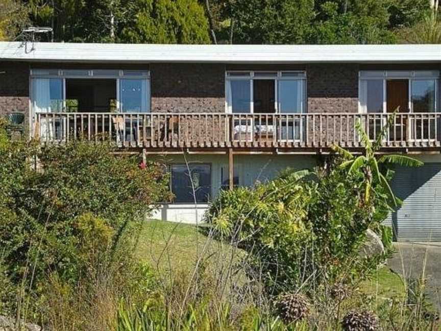 The Retreat - Front Beach Bach, Whitianga, New Zealand