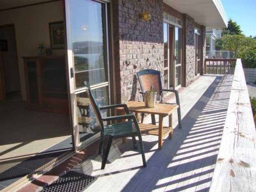 The Retreat - Front Beach Bach, Whitianga, New Zealand