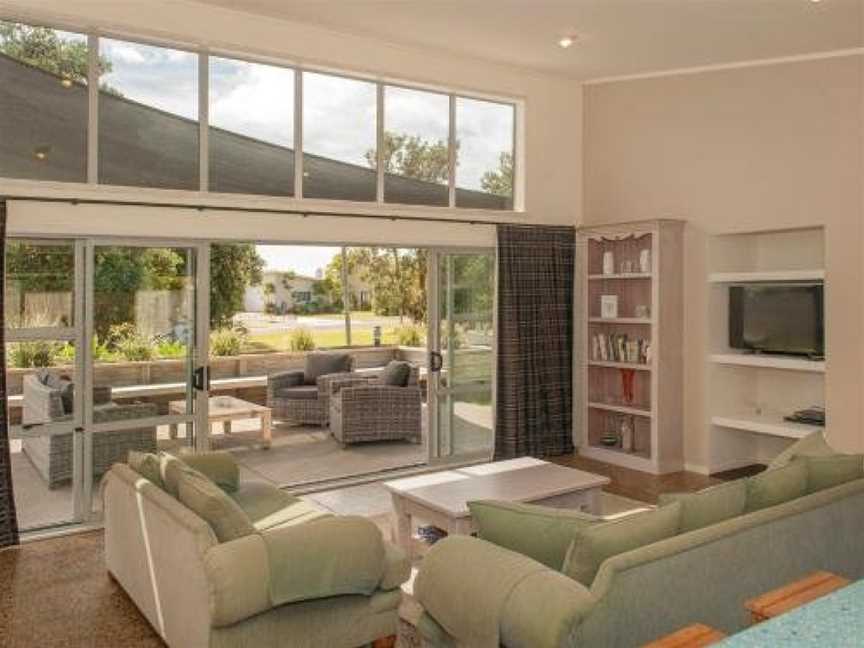 Sands Beach House - Matarangi Holiday Home, Matarangi, New Zealand