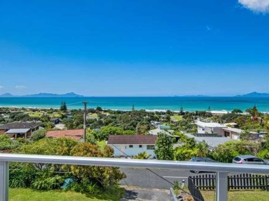 Surfers Lookout - Waipu Cove Holiday Home, Waipu, New Zealand