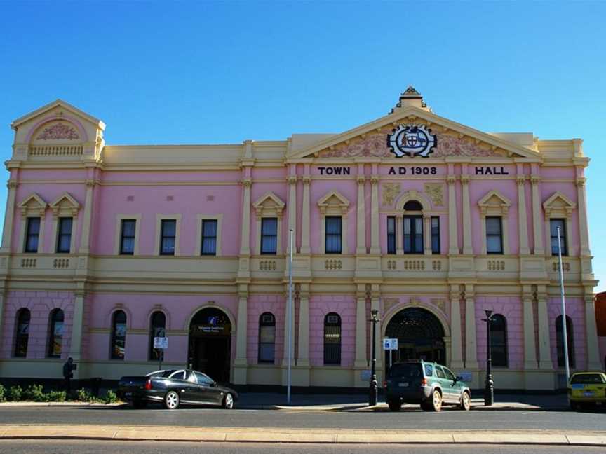 Kalgoorlie Town Hall, Tourist attractions in Boulder