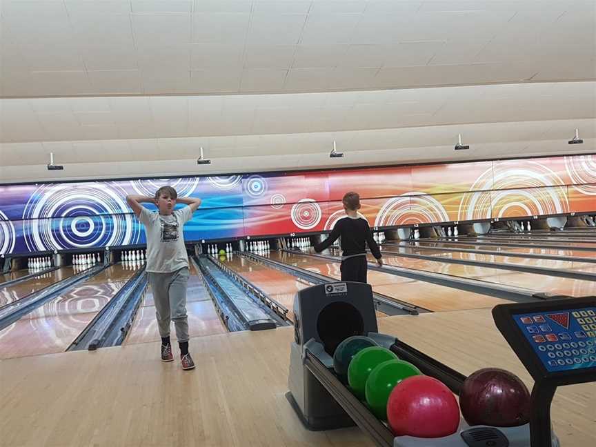 Zone Bowling Cross Road - Ten Pin Bowling, Laser Tag, Arcade Games, Westbourne Park, sa