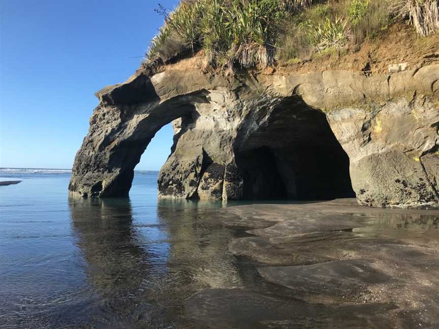 Elephant Rock (Hole in the Rock), New Plymouth, New Zealand