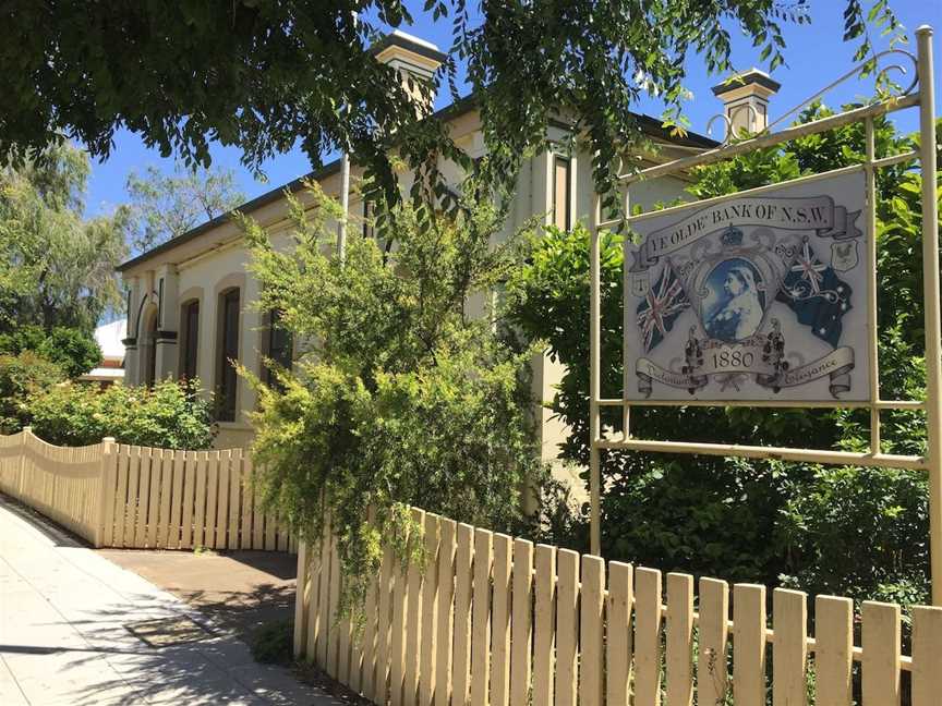 Flora Bank - Historic Home and Gardens, Jerilderie, NSW