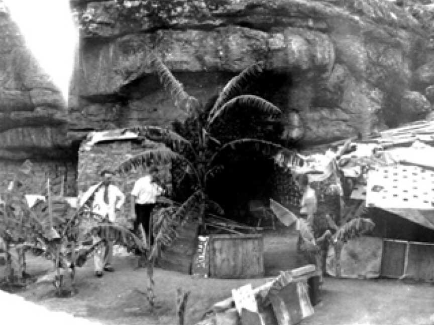 Hermit's Cave and Scenic Lookout, Griffith, NSW