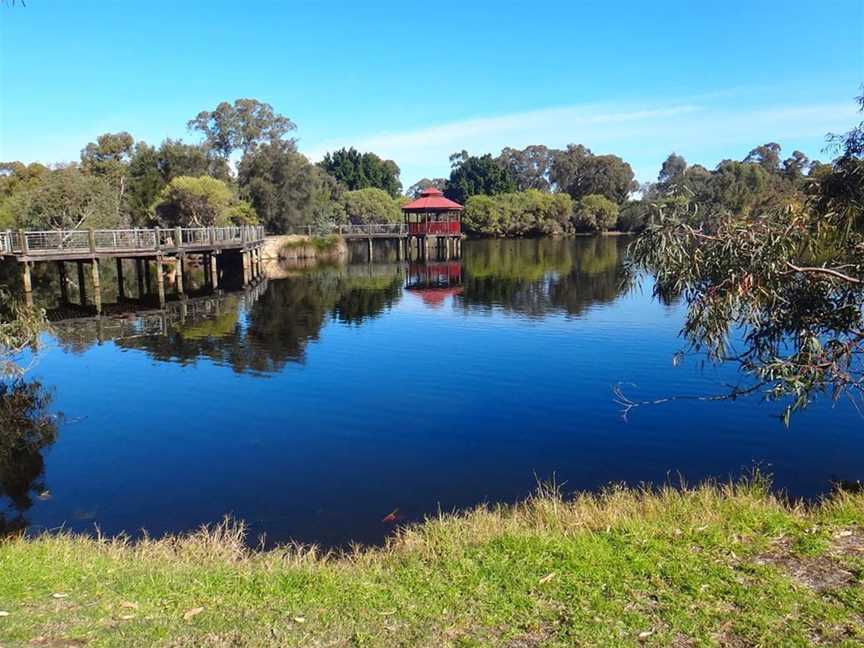 Tomato Lake, Local Facilities in Kewdale