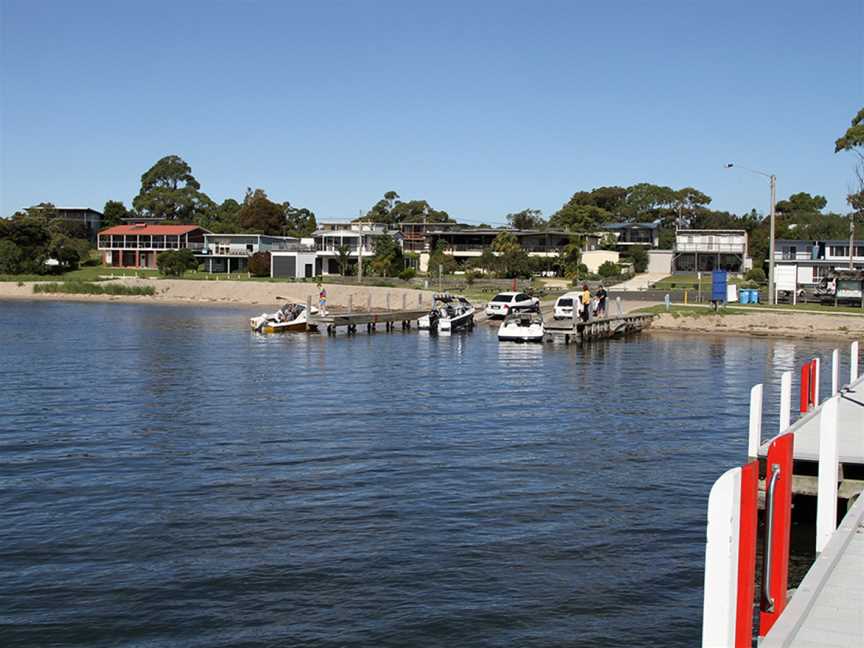 Boatlaunchingon Lake Victoriafromjetty CLoch Sport CVic Cjjron C31.03.2016