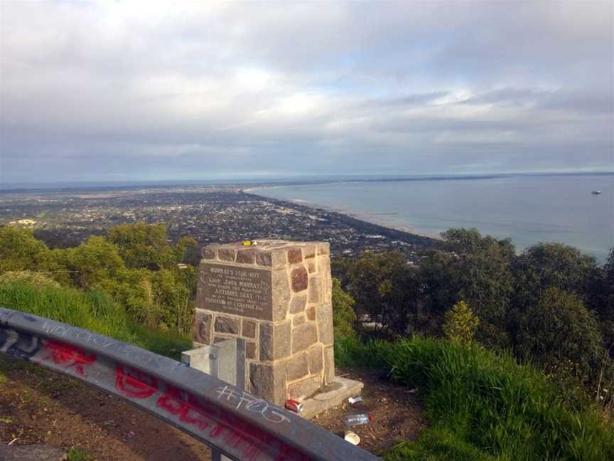 Murrays lookout August 2014 rubbish and overgrown.jpg