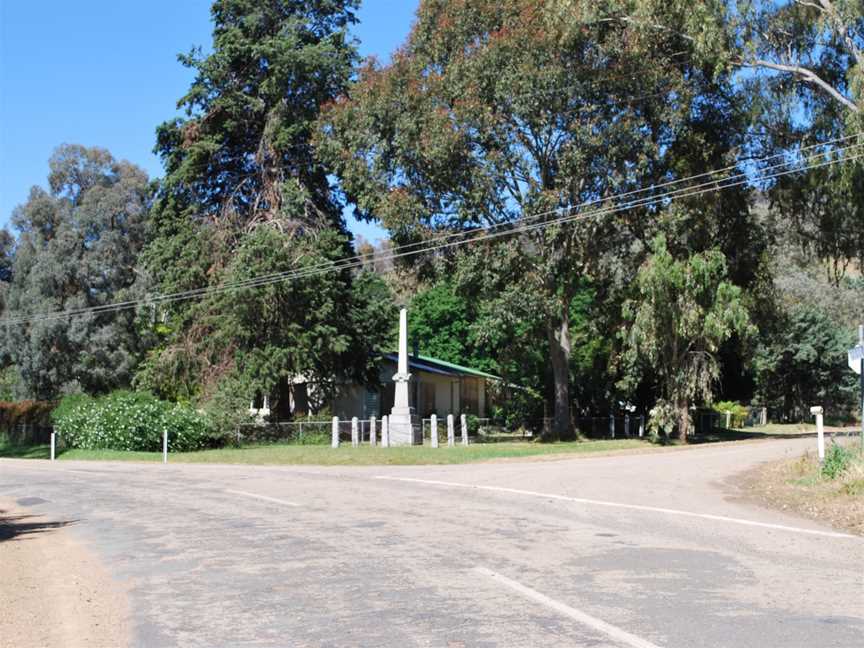 Warrenbayne War Memorial 003.JPG