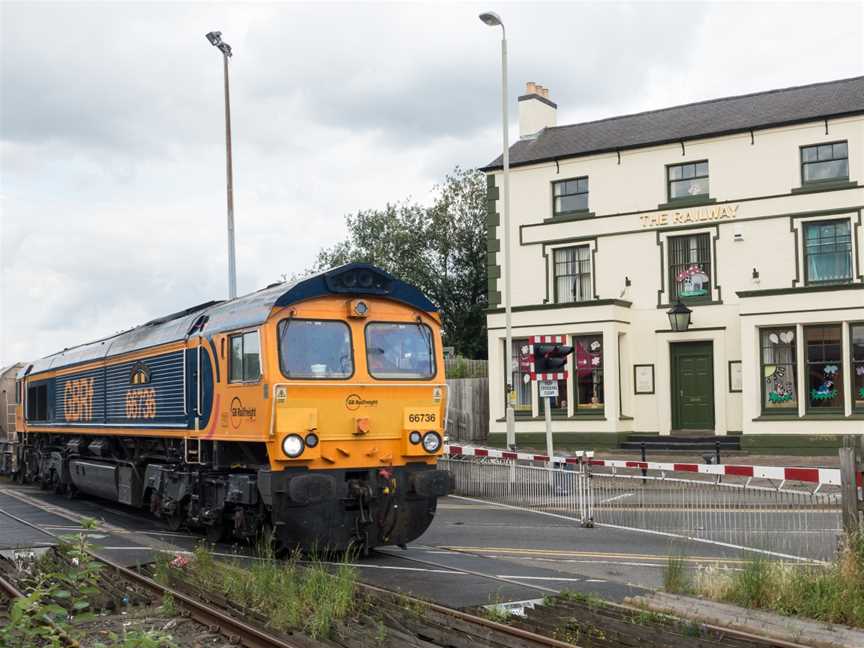 Freighttrainatlevelcrossingin Coalville CJuly2016