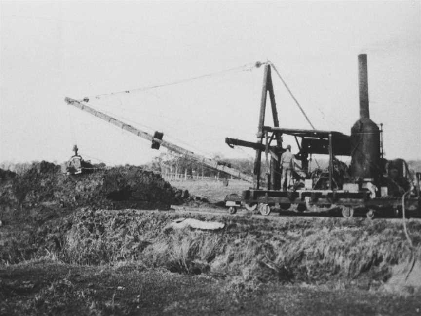 Diggingacanalinswampreclamationworkat Merrimac Cca.1910