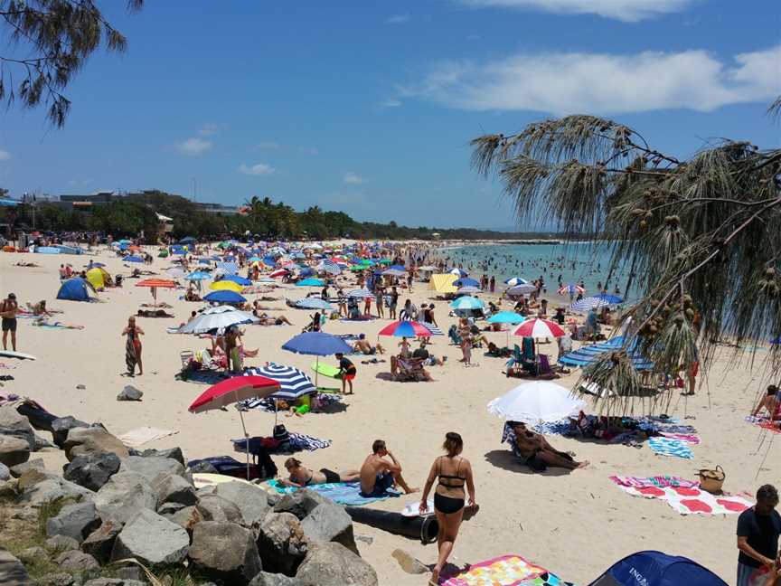 Noosa Main Beach from boardwalk.jpg