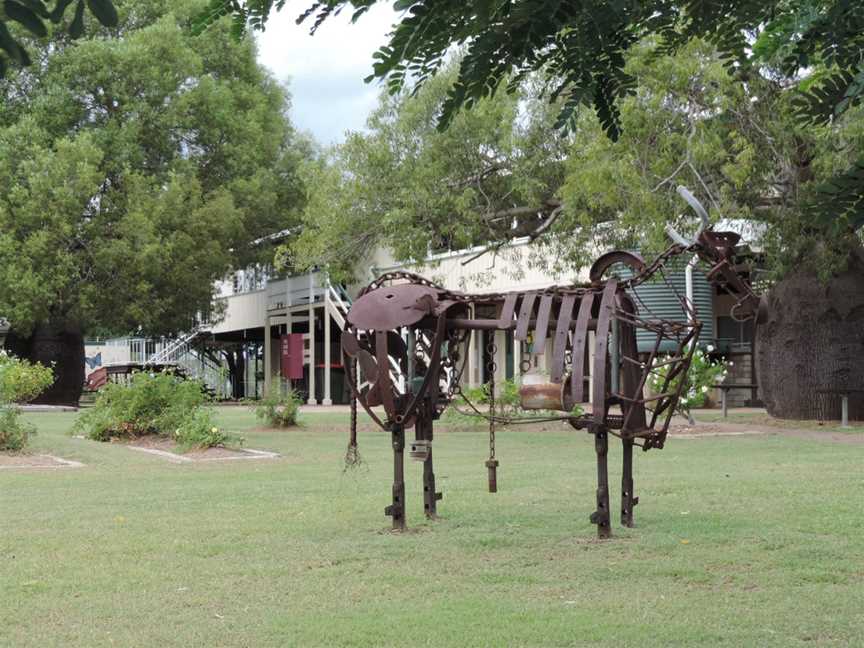 Bullstatue CBanana State School C2014