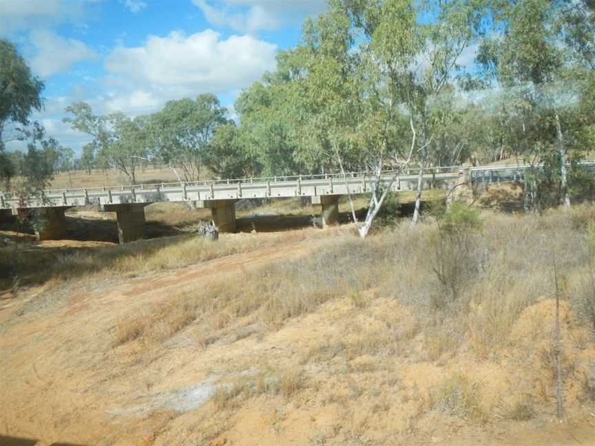 Road Bridge over Tallarenha Creek - panoramio.jpg