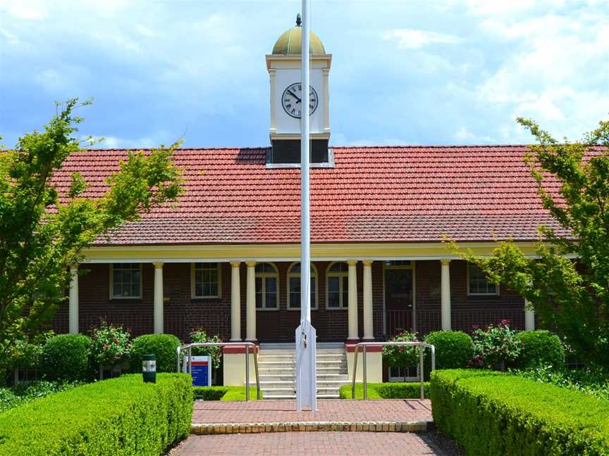 (1) Barker College