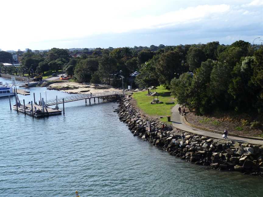 Sans Souci, from Captain Cook Bridge, New South Wales (2010-07-25).jpg