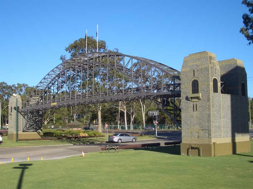 Warwick Farm Bridge replica.JPG