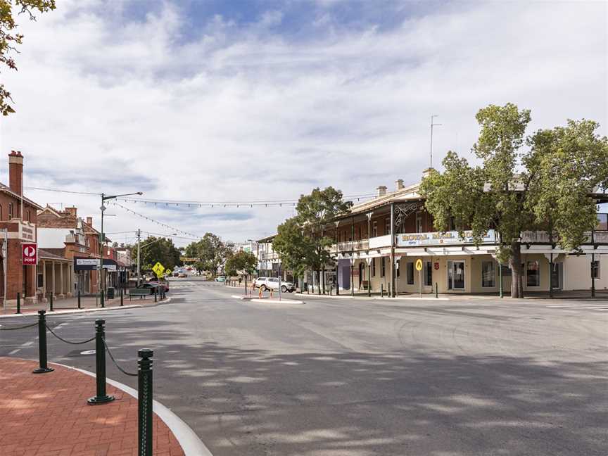 Looking up East St, Narrandera.jpg