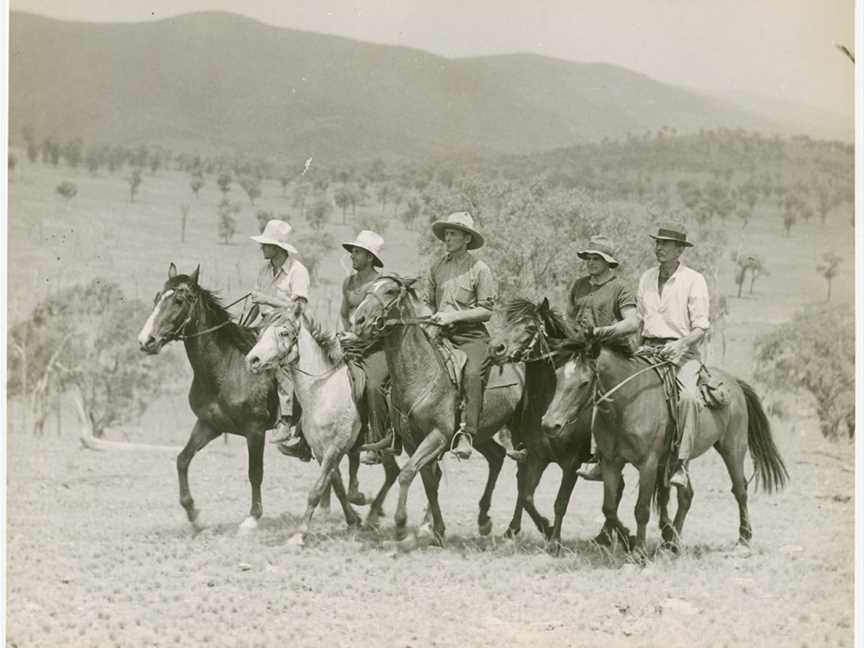 Drovers CRoseneathsheepstation CTenterfield C1942unknownphotographerfor Walkaboutmagazine(5038009366)