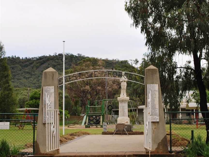 TambarSpringsWarMemorialGates.JPG