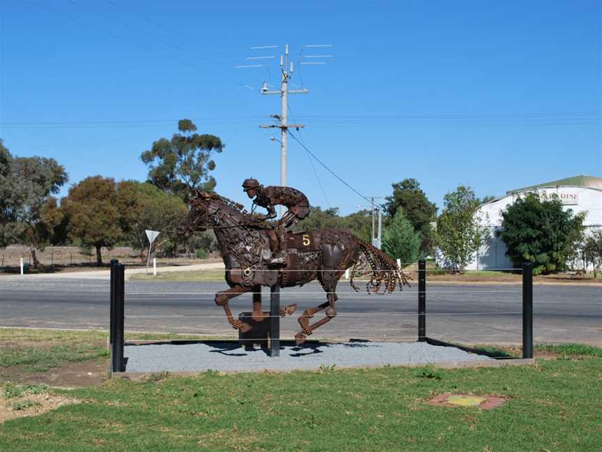 Morundah Racehorse Statue