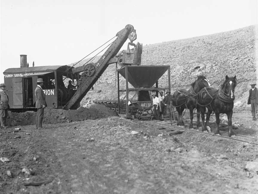 Marion steam shovel excavating at Pompoota Flat(GN00684).jpg