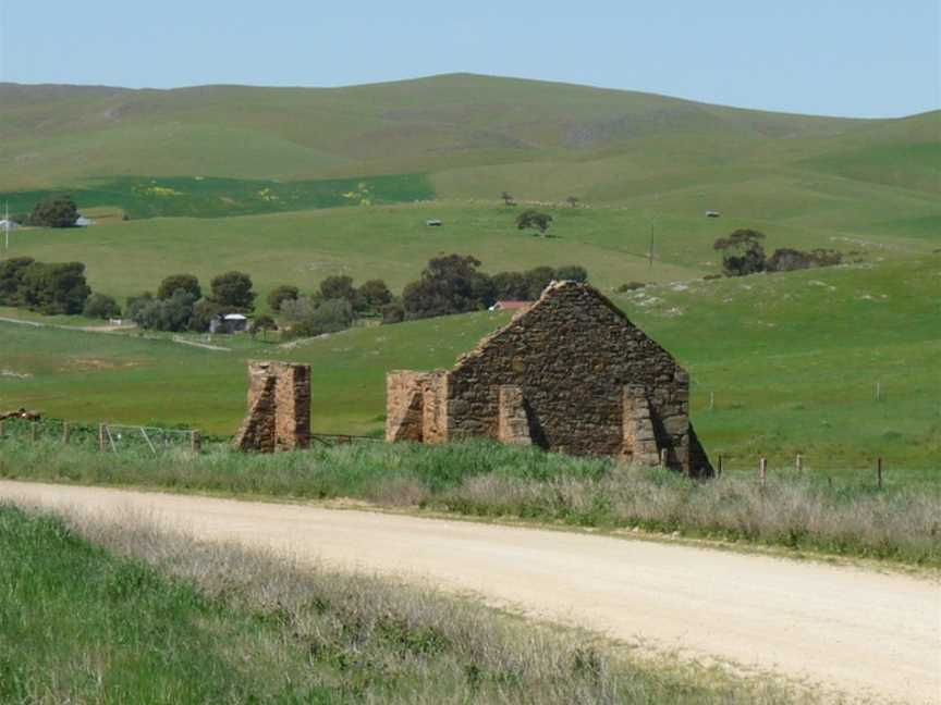 Buttressed ruins at Hansborough.JPG