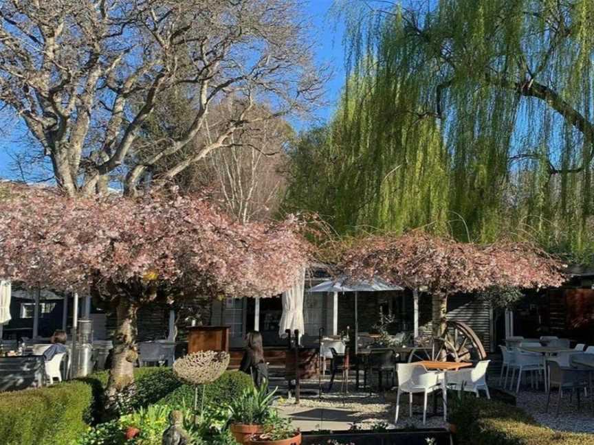 Akarua Wines & Kitchen by Artisan, Wineries in Arrowtown